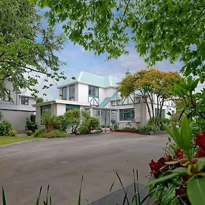 Bed & Breakfast On Hagley Park, Central, A Free Ride To Railway Station